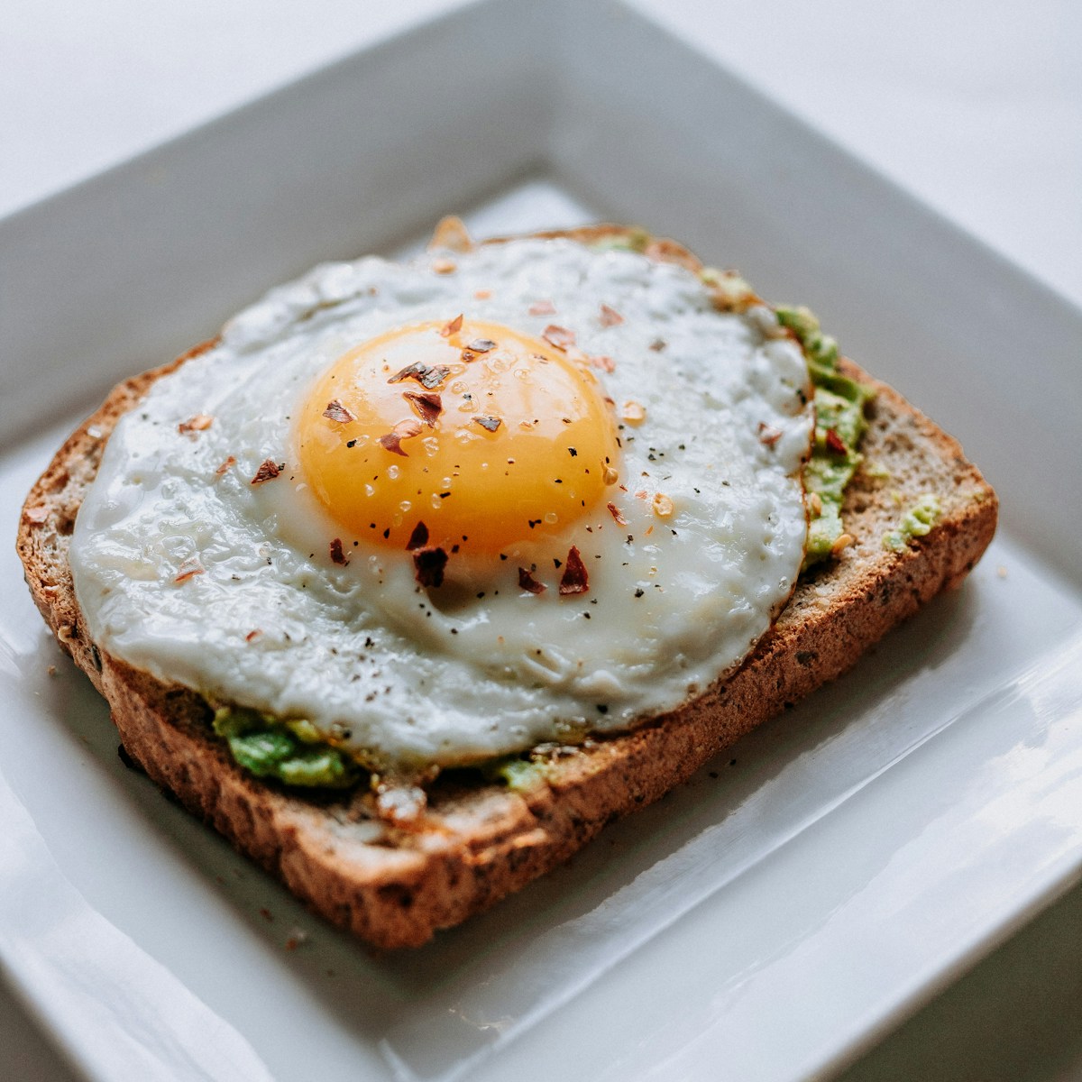 Airfryer Avocado Egg Boats: Das edle Low-Carb-Frühstück